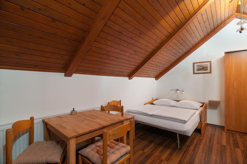 Apartments Larsen أوميس المظهر الخارجي الصورة
